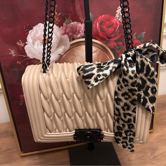 Elegant Beige Quilted Bag with Leopard Bag Scarf - Picture 3 of 12